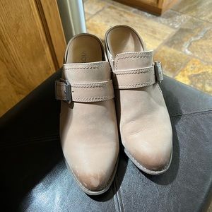 Very nice Vionic booties size 8 like new, worn a hand full of times.